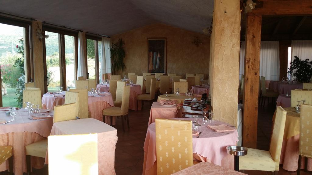Hotel Ristorante La Tana Di Li Mazzoni Trinità dʼAgultu Habitación foto