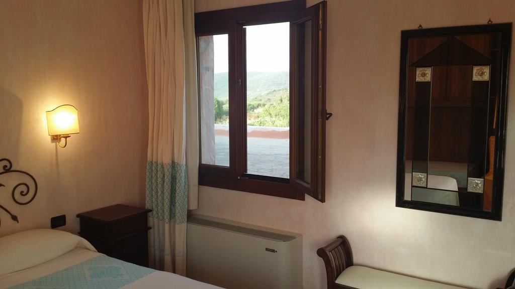 Hotel Ristorante La Tana Di Li Mazzoni Trinità dʼAgultu Habitación foto